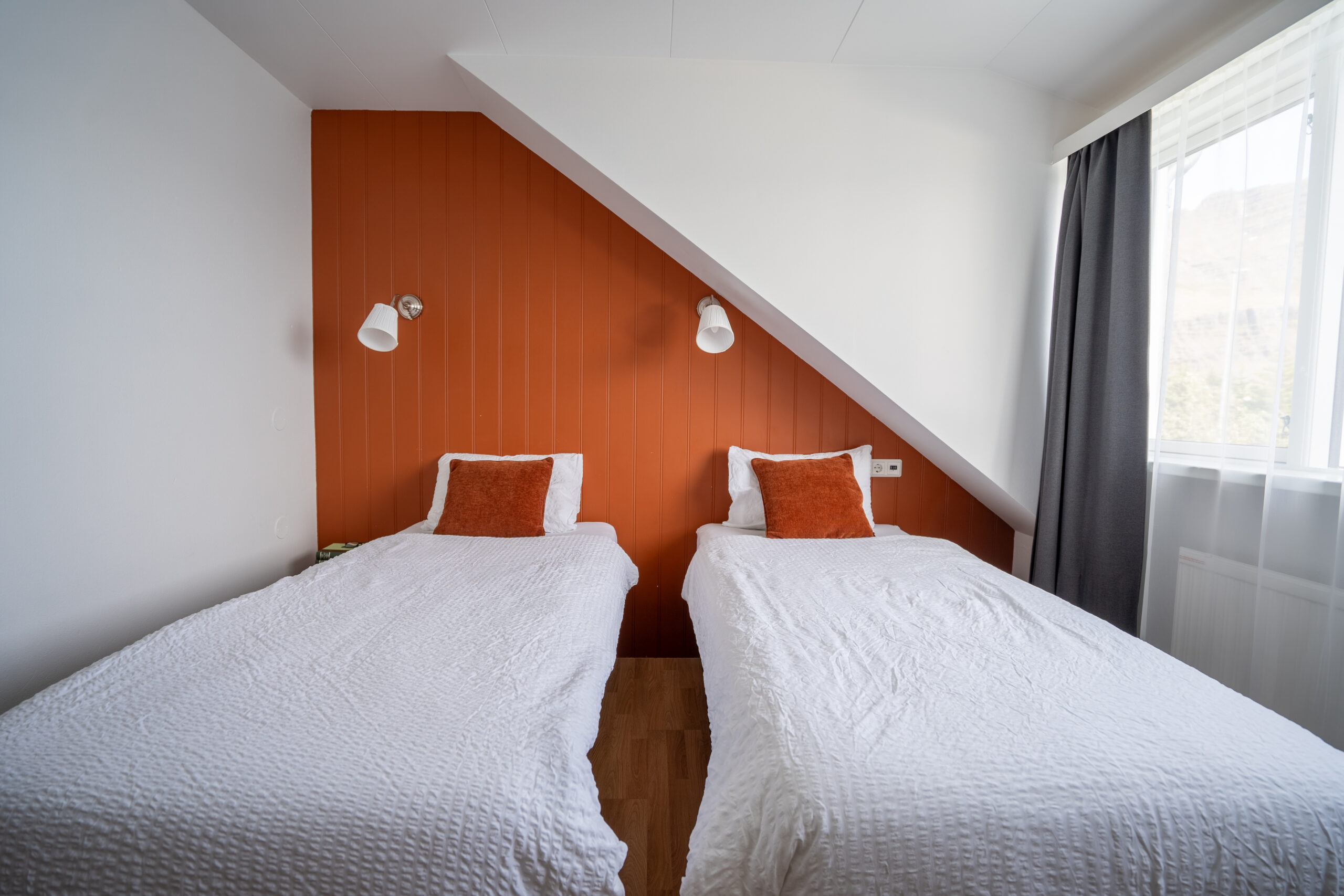 Cosy Orange Twin Room